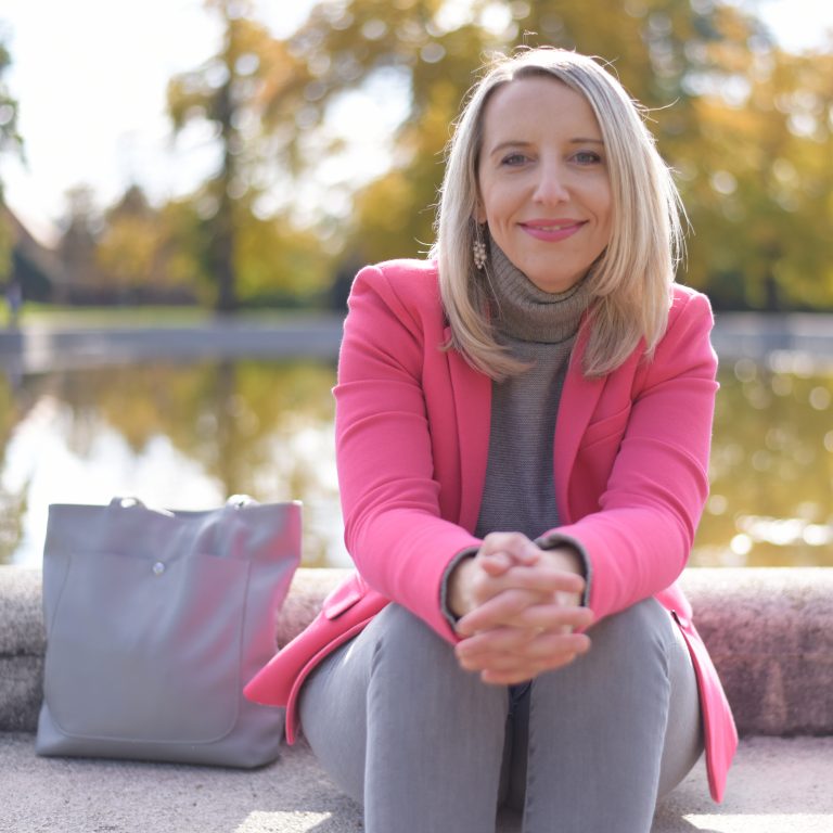 Jak nosit klasické sako, aby outfit nepůsobil nudně a usedle?